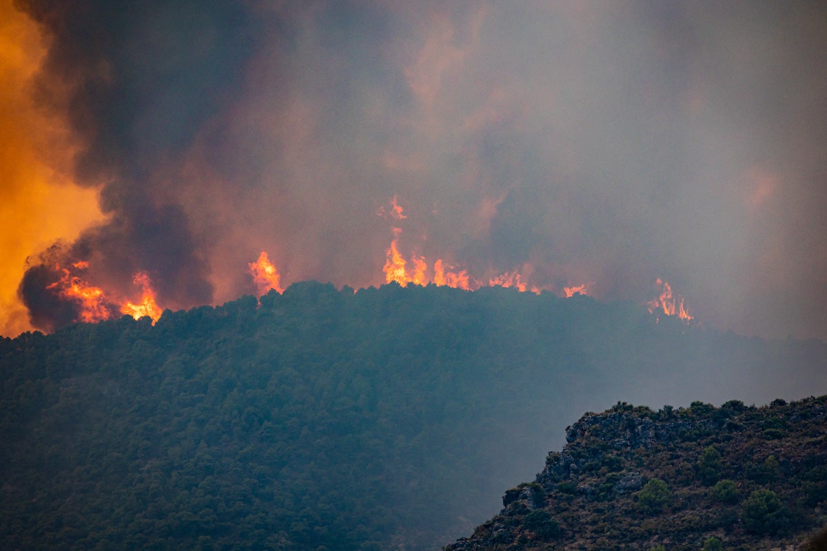 Las razones por las que el incendio de Los Guájares continúa en nivel